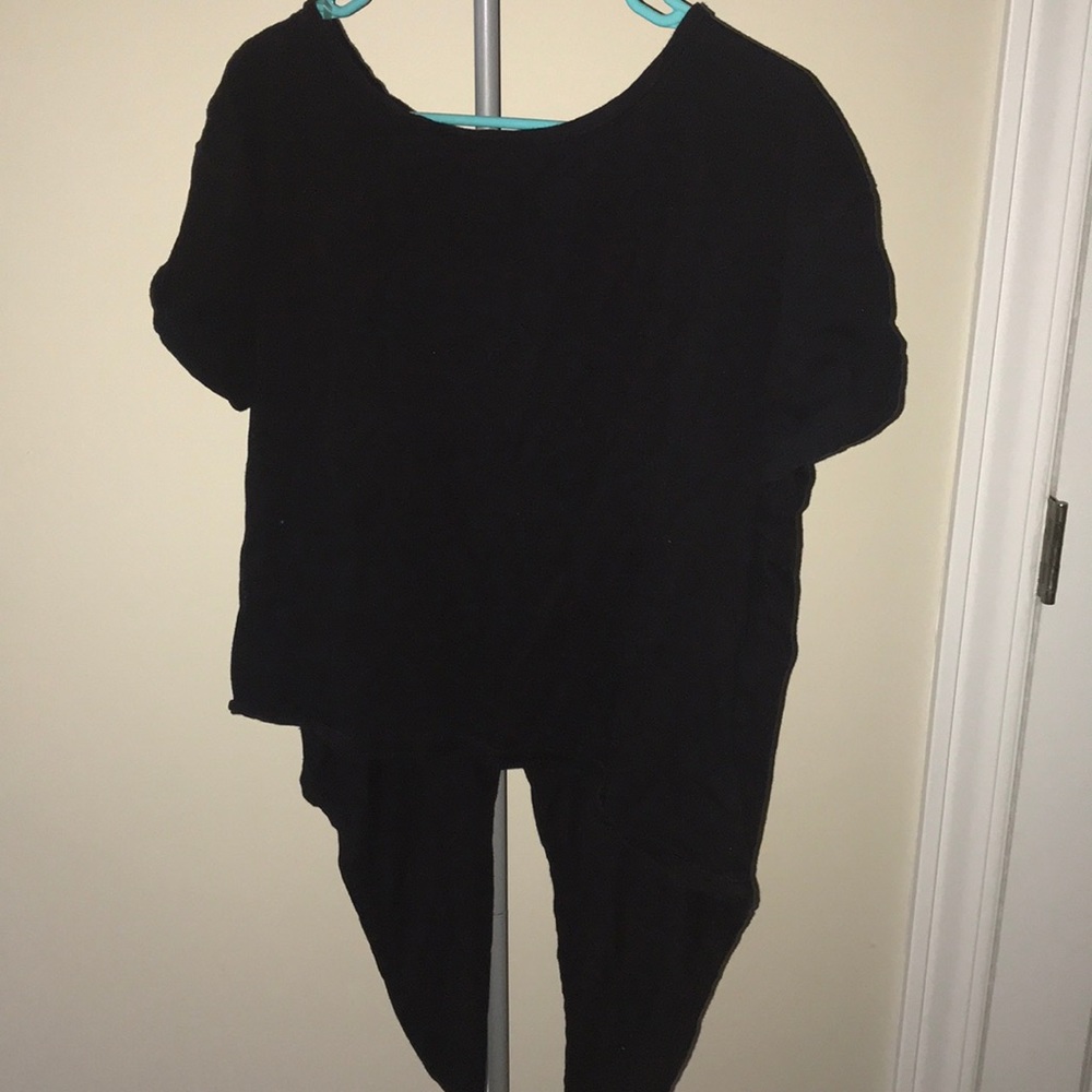 Black Scoop Neck Crop Tee
